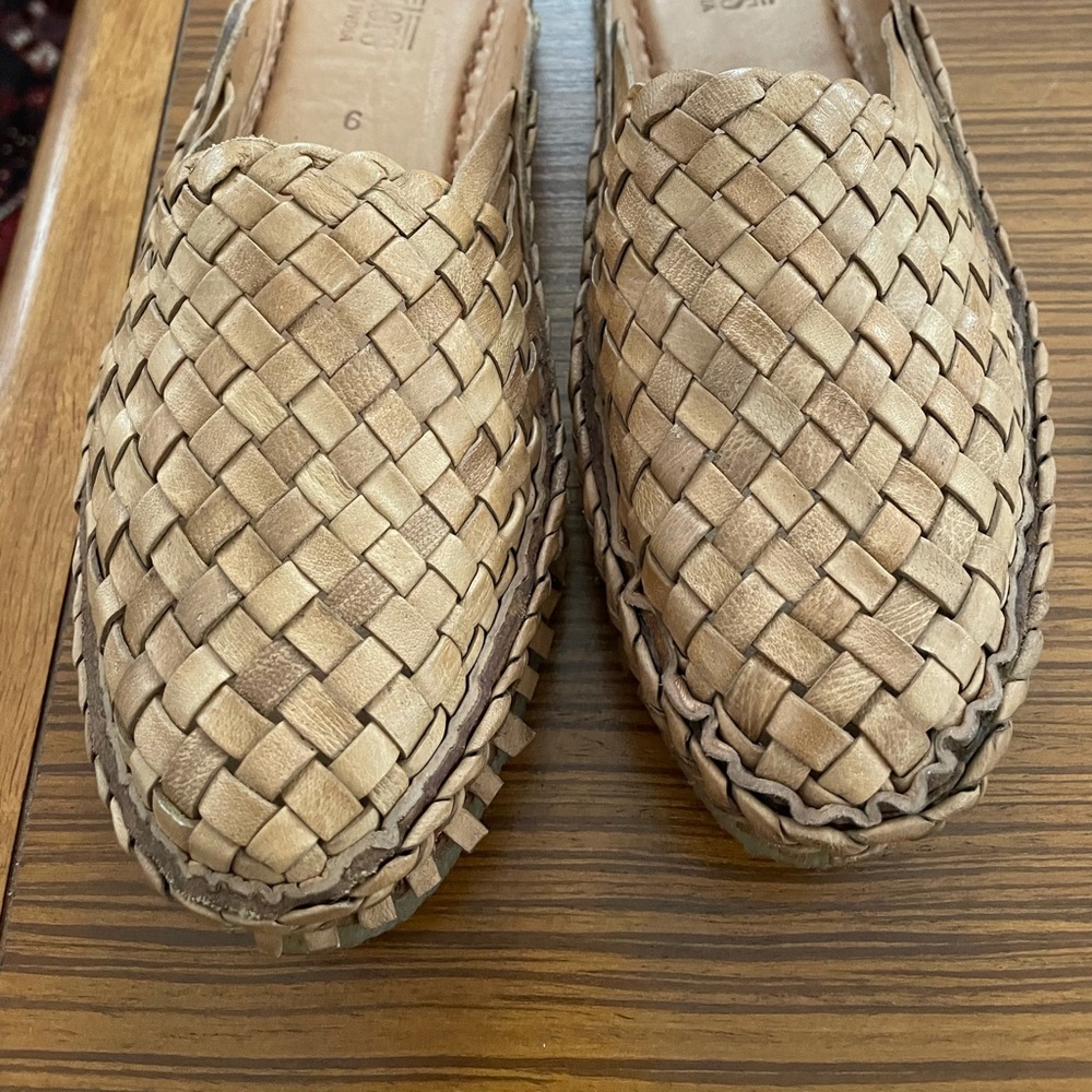 Mohinders woven slides size 9